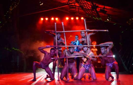 Bailarines en el espectáculo Oh, La Habana que se presenta en el Cabaret Bajo las Estrellas de Tropicana.