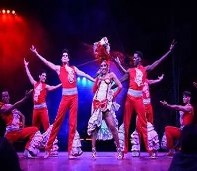 Bailarines del espectáculo "Oh, La Habana" de Cabaret Tropicana.